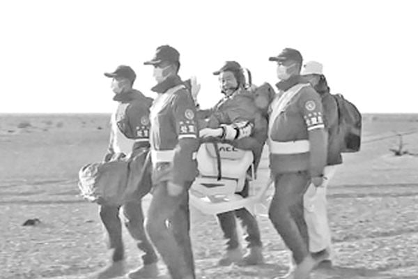 মহাকাশে ২০৪ দিন কাটিয়ে পৃথিবীতে চীনা নভোচারীরা