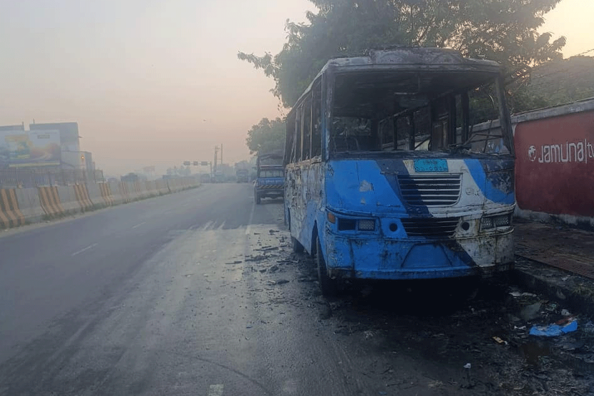 সাতসকালে ঢাকা-চট্টগ্রাম মহাসড়কে বাসে আগুন