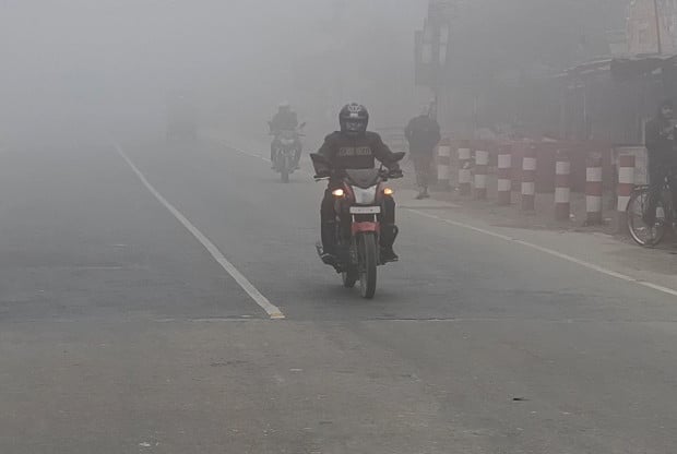 পঞ্চগড়ে ঝরছে কুয়াশা