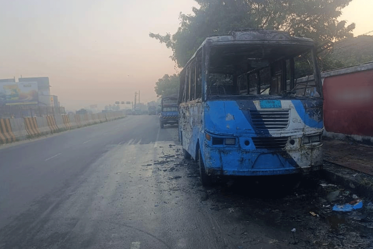 সাতসকালে ঢাকা-চট্টগ্রাম মহাসড়কে বাসে আগুন