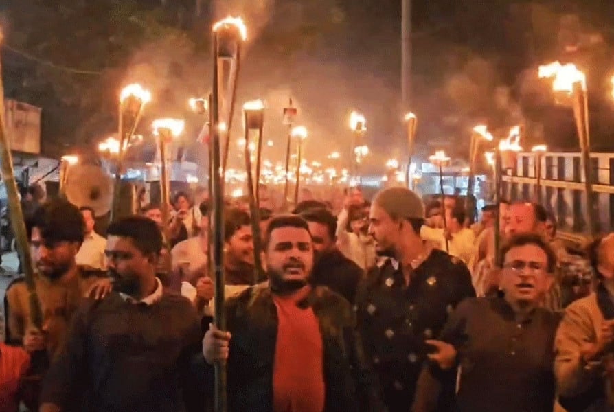 বিএনপি নেতা মজিবুর রহমান ইকবালকে মনোনয়ন দেওয়ার দাবিতে একযোগে ১৮ স্থানে মশাল মিছিল