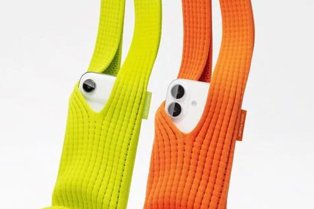 অ্যাপলের ‘আইফোন পকেট’: মোজার মতো একখানা পণ্যের দাম ২২৯ ডলার!