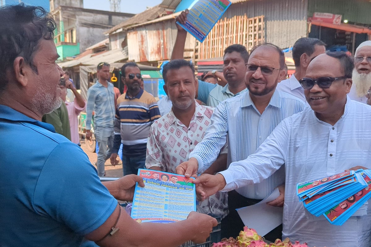 মোংলায় ৩১ দফা বাস্তবায়নে লিফলেট বিতরণ