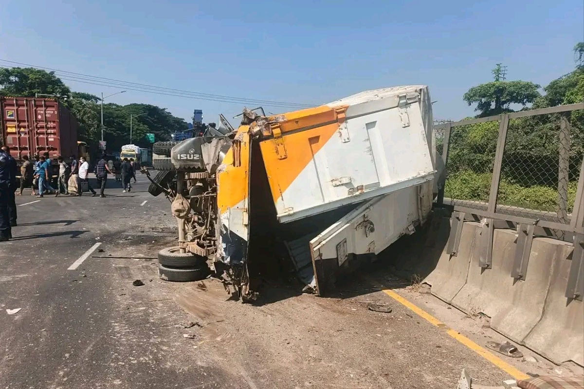ঢাকা–চট্টগ্রাম মহাসড়কে লরির ধাক্কায় উল্টে গেল কাভার্ড ভ্যান, আহত ২