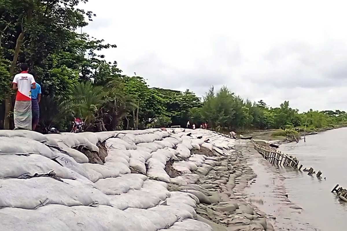 সিডরে ক্ষতিগ্রস্ত বেড়িবাঁধগুলো আজও পুনর্নির্মাণ হয়নি