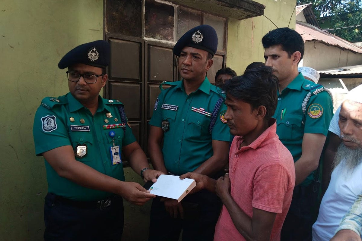 সেই নবজাতক পরিবারের পাশে পুলিশ