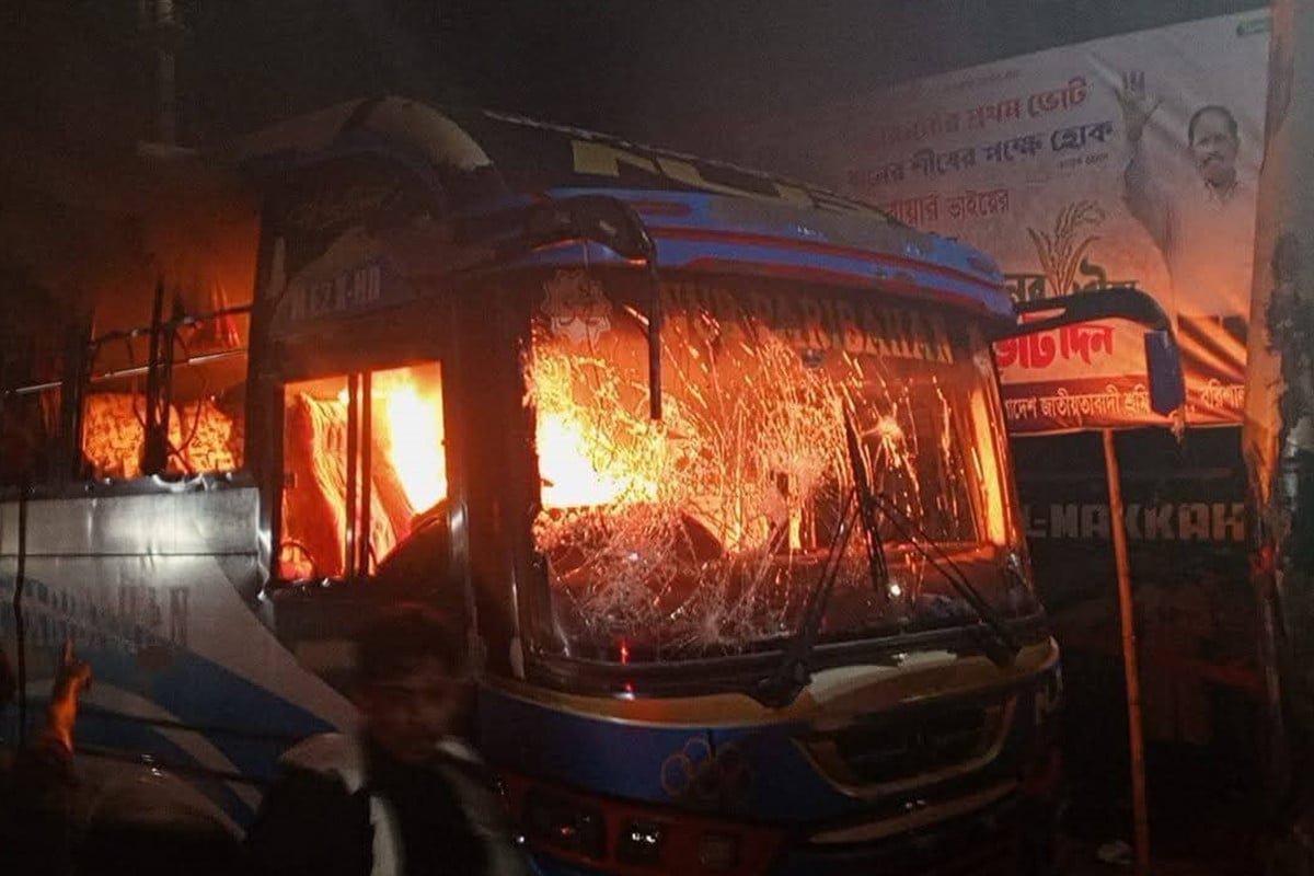 ভাড়া নিয়ে শ্রমিক ও শিক্ষার্থীদের সংঘর্ষ, দুই শতাধিক বাস ভাঙচুর