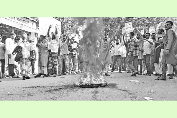 বিএনপি প্রার্থী পরিবর্তন দাবিতে সড়ক অবরোধ বিক্ষোভ