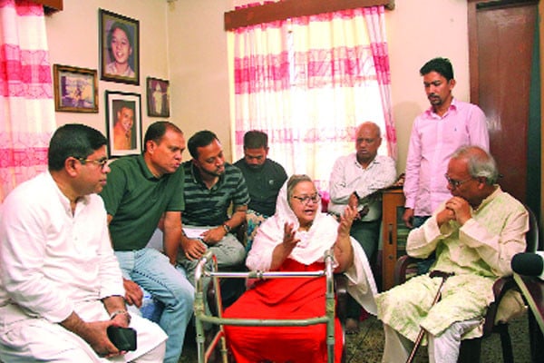 বেতারশিল্পী আফরোজা নিজামীর পাশে তারেক রহমান