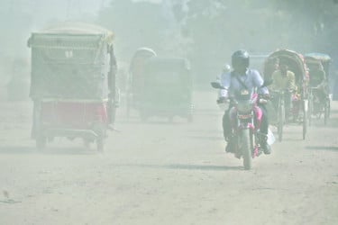 ধুলায় ঢেকে গেছে রাজধানী