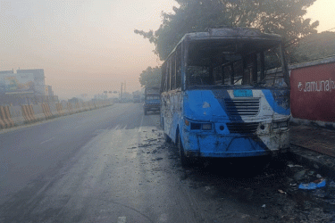 সাতসকালে ঢাকা-চট্টগ্রাম মহাসড়কে বাসে আগুন