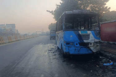 সাতসকালে ঢাকা-চট্টগ্রাম মহাসড়কে বাসে আগুন