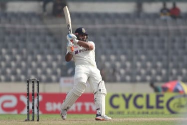 টেস্টে ছক্কার রেকর্ড ঋষভের, টপকালেন শেবাগকে