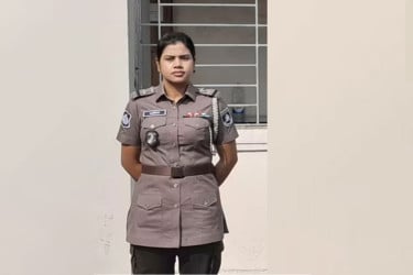 আজ থেকে সীমিত পরিসরে নতুন ইউনিফর্মে পুলিশ