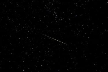 মধ্যরাতে আকাশ রাঙাবে লিওনিড উল্কাবৃষ্টি