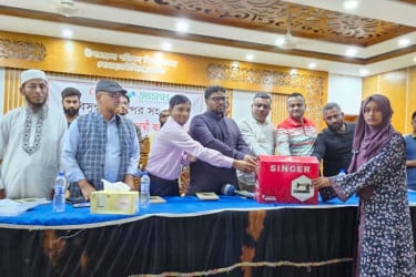 বোরহানউদ্দিনে বসুন্ধরা শুভসংঘের সেলাই মেশিন পেলেন ১৫ অস্বচ্ছল নারী