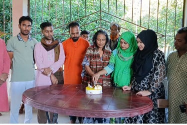 বারী সিদ্দিকীর জন্মদিনে কেক কাটলেন হিমু পাঠক আড্ডার সদস্যরা