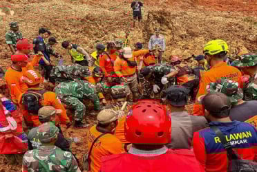 ইন্দোনেশিয়ায় ভূমিধসে ১১ জনের প্রাণহানি, নিখোঁজ ১২