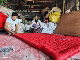 সিংড়ায় শীতের আগমনে লেপ–তোষকের দোকানে ভিড়