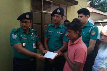 সেই নবজাতক পরিবারের পাশে পুলিশ