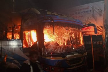 ভাড়া নিয়ে শ্রমিক ও শিক্ষার্থীদের সংঘর্ষ, দুই শতাধিক বাস ভাঙচুর