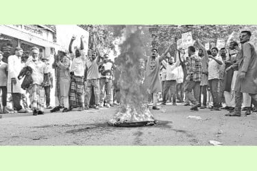 বিএনপি প্রার্থী পরিবর্তন দাবিতে সড়ক অবরোধ বিক্ষোভ