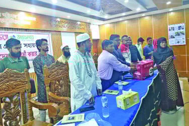 বোরহানউদ্দিনের ১৫ অসচ্ছল নারী পেলেন বসুন্ধরা শুভসংঘের সেলাই মেশিন