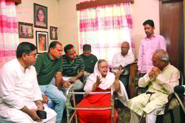 বেতারশিল্পী আফরোজা নিজামীর পাশে তারেক রহমান