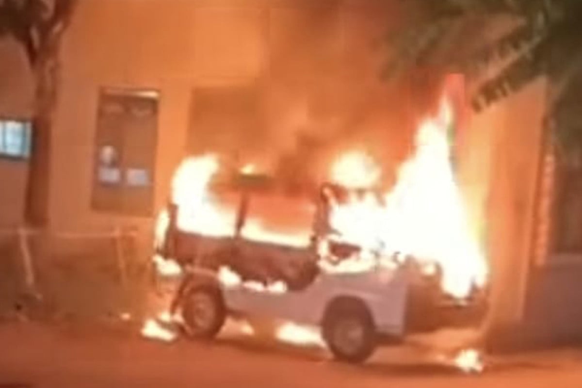 সিলেটে অ্যাম্বুলেন্স ও বাসে আগুন