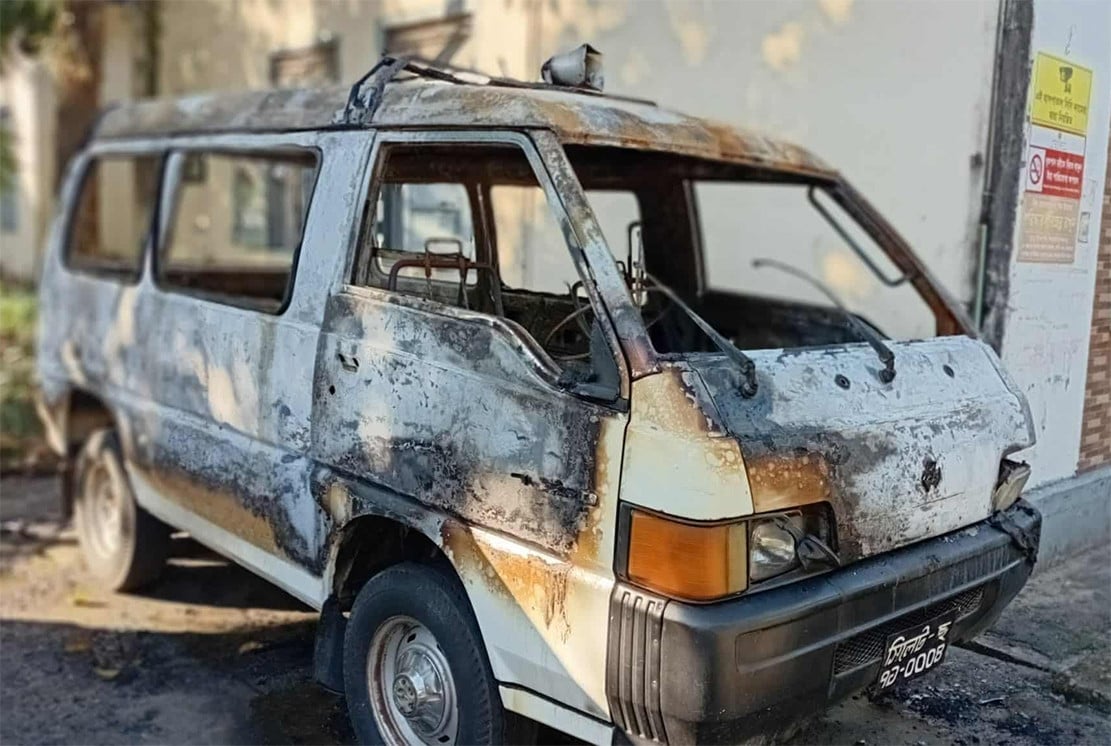 সিলেটে অ্যাম্বুলেন্স ও বাসে দুর্বৃত্তদের আগুন