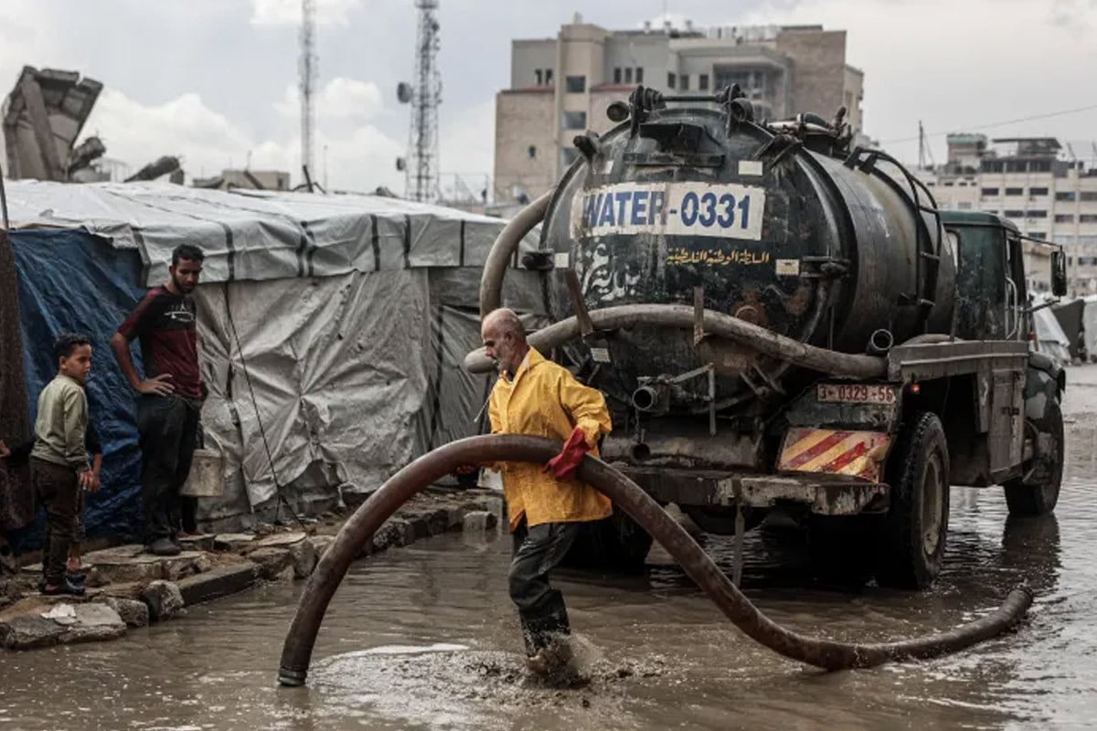 গাজায় ভারী বৃষ্টি: বিপর্যস্ত ক্যাম্প বাসিন্দাদের তাঁবু সঙ্কট
