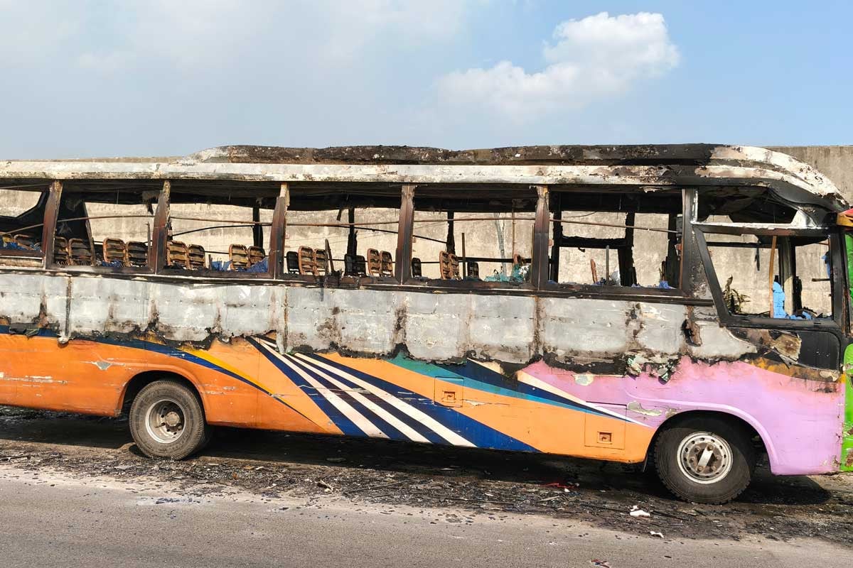 কেরানীগঞ্জে দাঁড়িয়ে থাকা বাসে দুর্বৃত্তদের আগুন