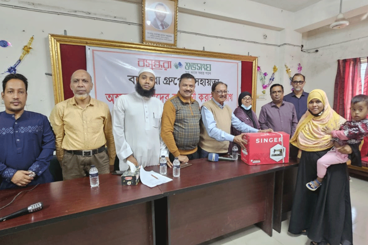 ভোলায় বসুন্ধরা শুভসংঘের সেলাই মেশিন পেয়ে খুশি ১৫ পরিবার
