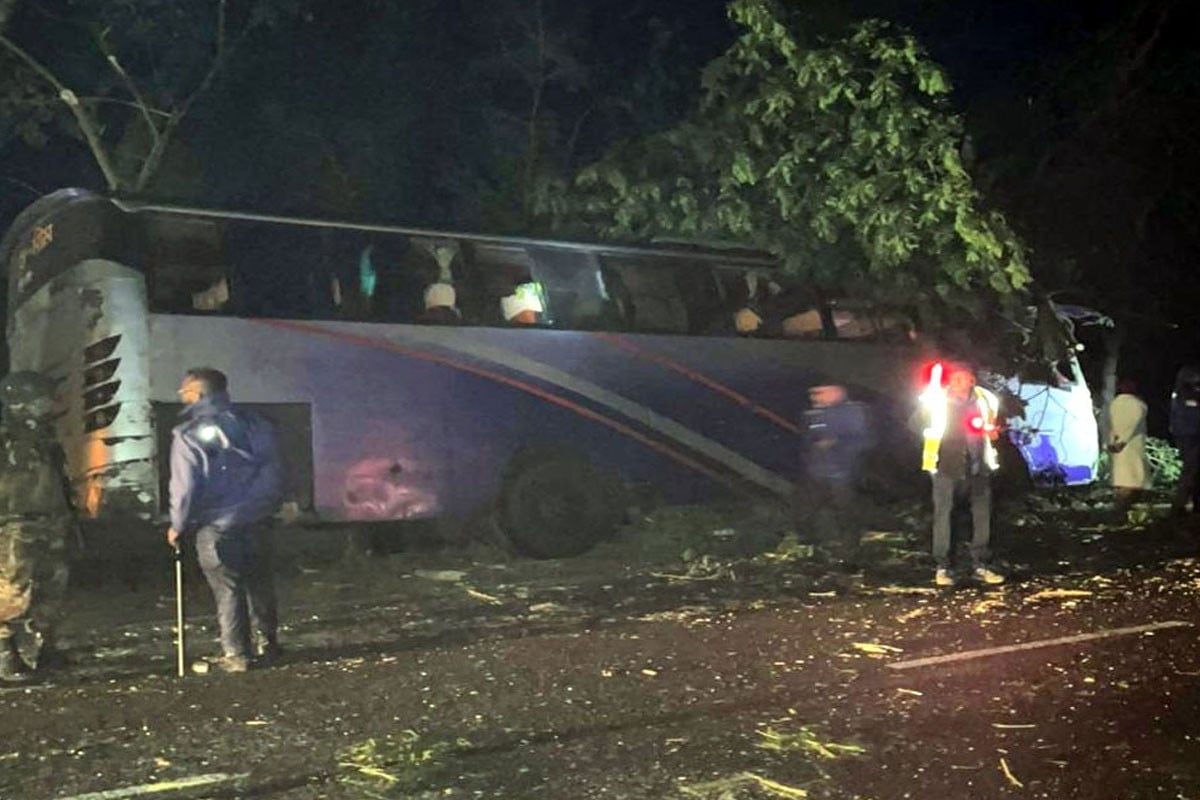 গোপালগঞ্জে মহাসড়কে গাছ ফেলে অবরোধের চেষ্টা, গ্রেফতার ৬