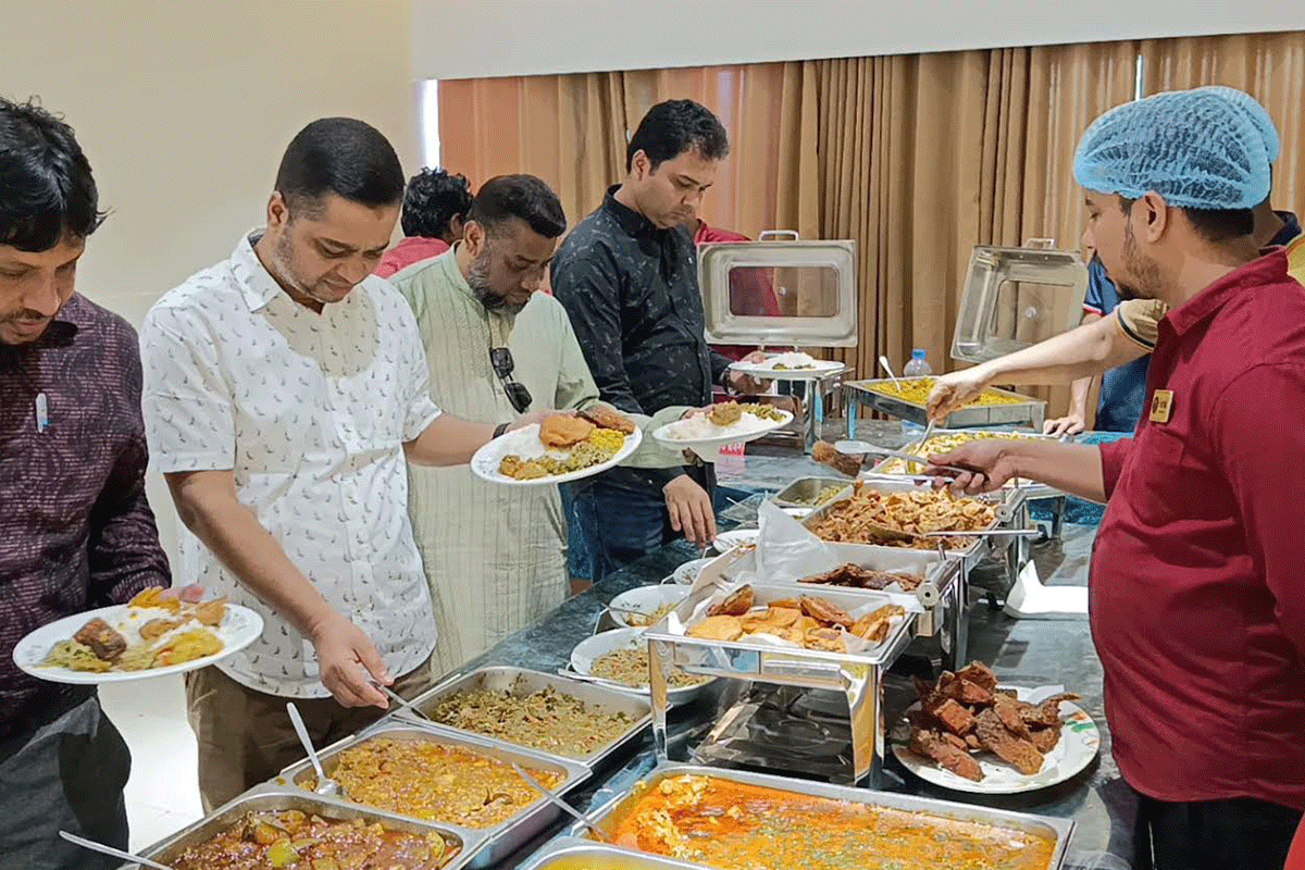 মাছ-রসুনের ভর্তা ও আচারের উৎসবে ভিড়