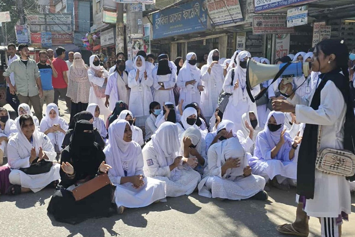 অবৈধ স্থাপনা সরাতে ব্রাহ্মণবাড়িয়ায় শিক্ষার্থীদের বিক্ষোভ