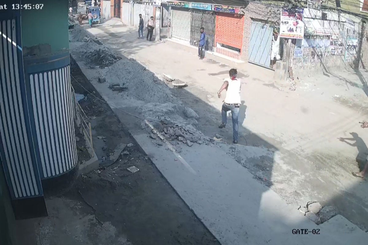 র‌্যাবের অভিযান টের পেয়ে সন্ত্রাসীর ছোড়া গুলি লাগলো গৃহবধূর বুকে