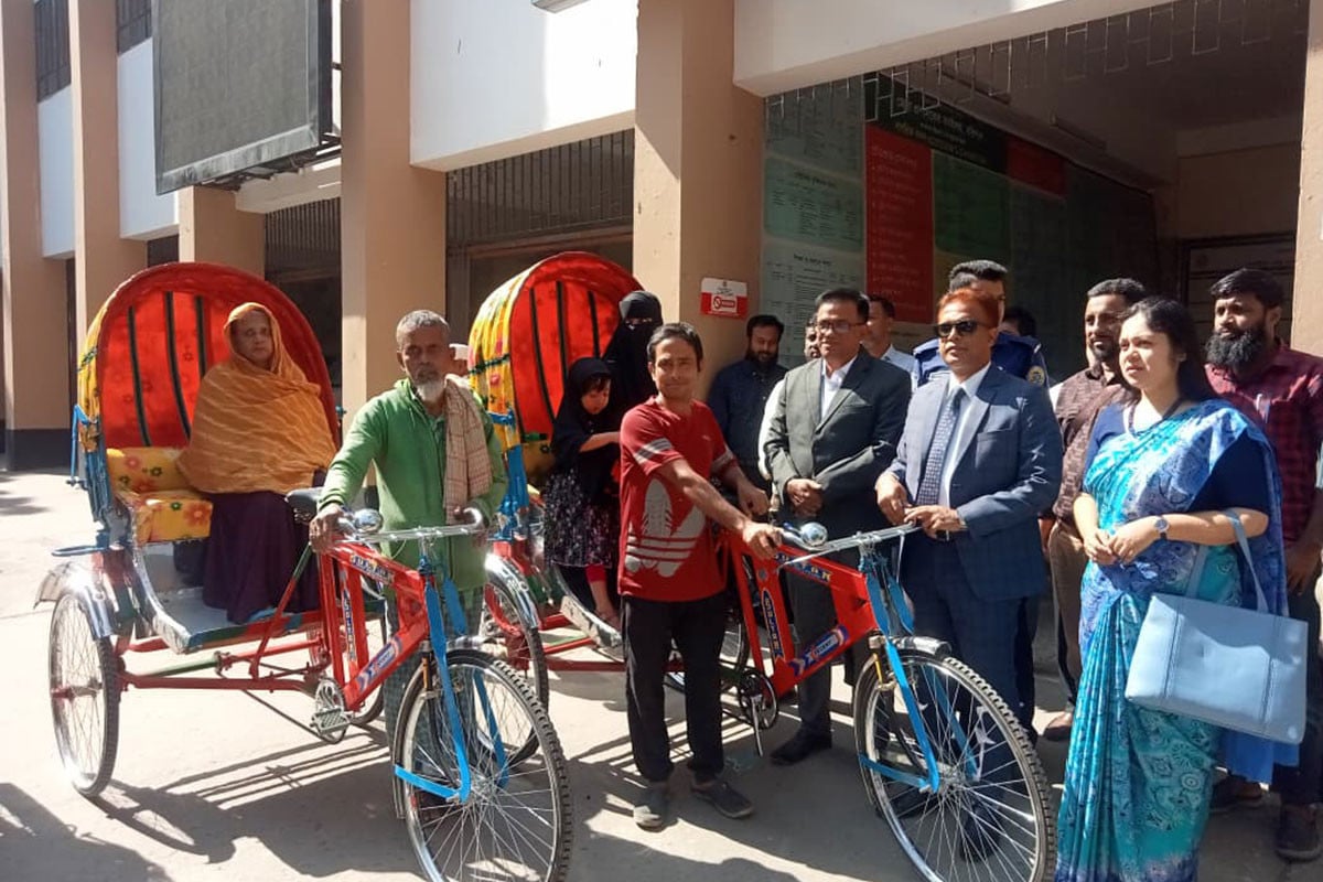 বরিশালের তিন অসহায় নারীর স্বামীকে রিক্সা বিতরণ