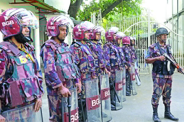 সারা দেশে আগুন ককটেল বোমা