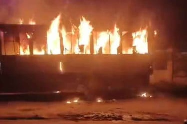 হাজারীবাগ বেড়িবাঁধে দাঁড়িয়ে থাকা বাসে আগুন