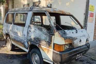 সিলেটে অ্যাম্বুলেন্স ও বাসে দুর্বৃত্তদের আগুন