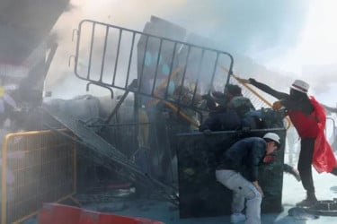 মেক্সিকোতে জেন-জির বিক্ষোভ, পুলিশের সঙ্গে সংঘর্ষে আহত ১২০