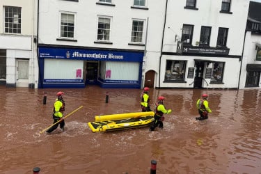 ঝড়ের তাণ্ডবে পর্তুগালে ৩ মৃত্যু, ইংল্যান্ডে বন্যা