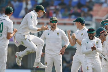 ১২৪ রানের ছোট লক্ষ্য পূরণে ব্যর্থ ভারত, ঘরের মাঠেই লজ্জার হার