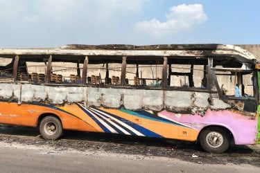 কেরানীগঞ্জে দাঁড়িয়ে থাকা বাসে দুর্বৃত্তদের আগুন