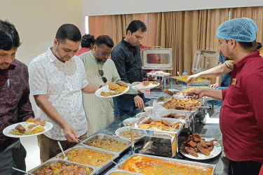 মাছ-রসুনের ভর্তা ও আচারের উৎসবে ভিড়