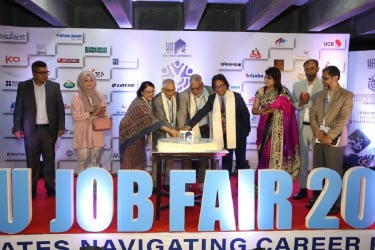 ইস্ট ওয়েস্ট বিশ্ববিদ্যালয়ে জব ফেয়ার অনুষ্ঠিত