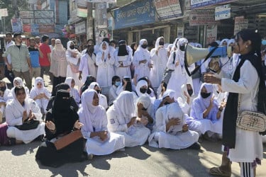 অবৈধ স্থাপনা সরাতে ব্রাহ্মণবাড়িয়ায় শিক্ষার্থীদের বিক্ষোভ