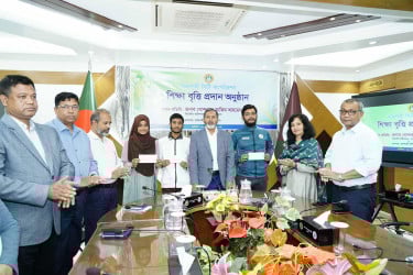 দরিদ্র ও মেধাবী শিক্ষার্থীদের শিক্ষাবৃত্তি দিল রাসিক