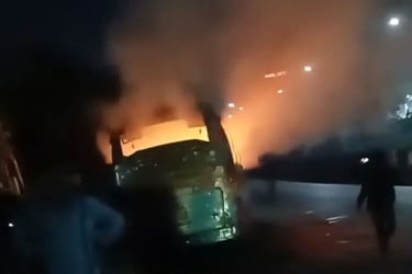 মধ্য বাড্ডায় বাসে আগুন, ককটেল বিস্ফোরণ